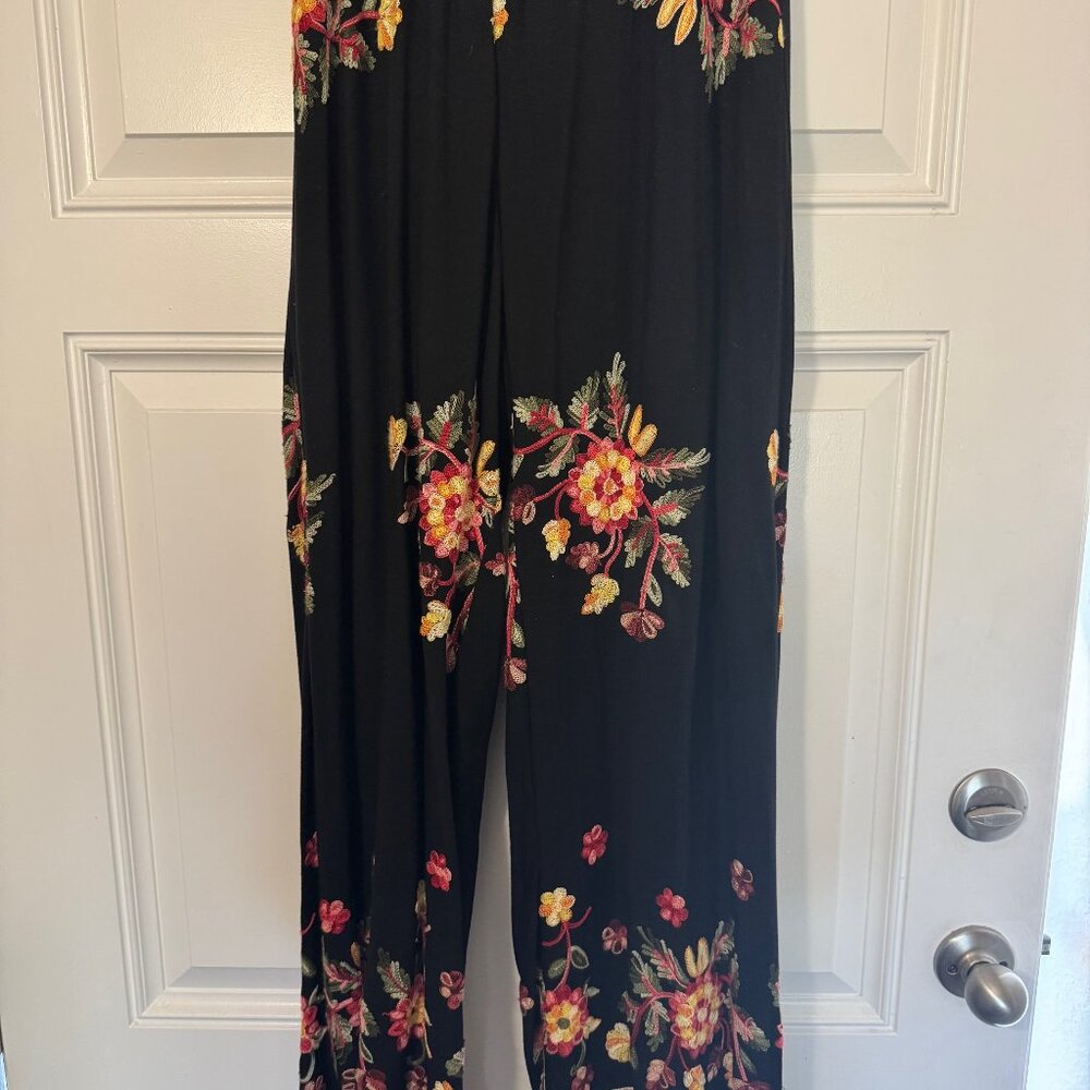 Beautiful unique black pants with embroidered flowers
